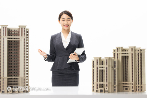 美女房产中介手拿平板介绍